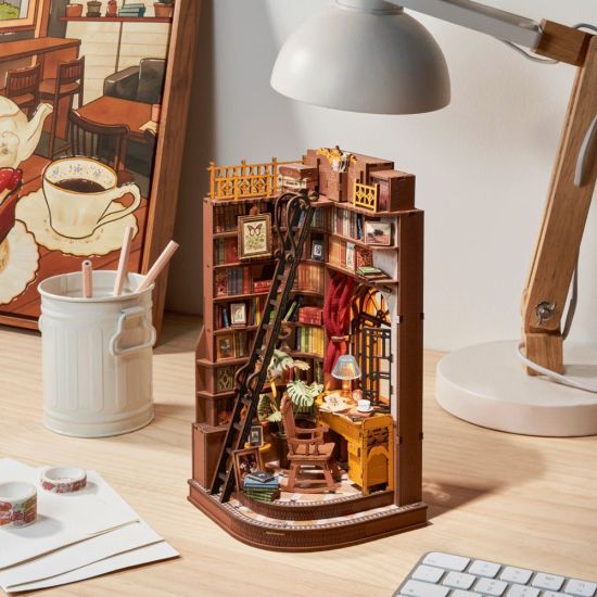 Silent Corner Study Booknook #2